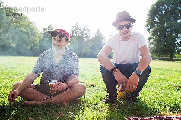 Porträt von zwei coolen männlichen Freunden auf der Parkparty