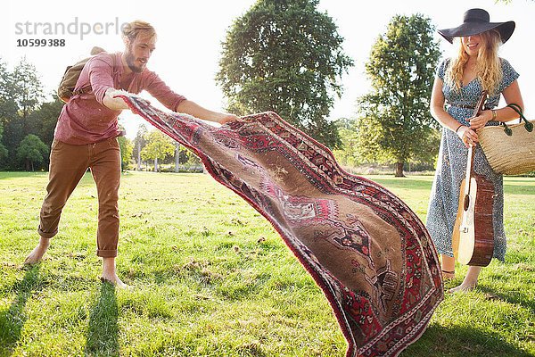 Romantisches junges Pärchen beim Picknick im Park