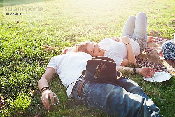 Romantisches junges Paar beim Party-Picknick im Park