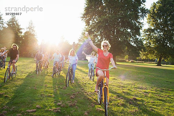 Gruppe von Erwachsenen  die mit dem Fahrrad zum Sonnenuntergang anreisen.