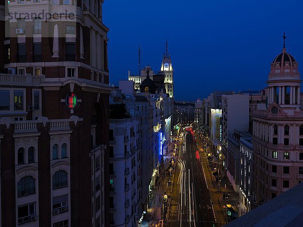 Ansicht der Gran Via bei Nacht beleuchtet  Madrid  Spanien