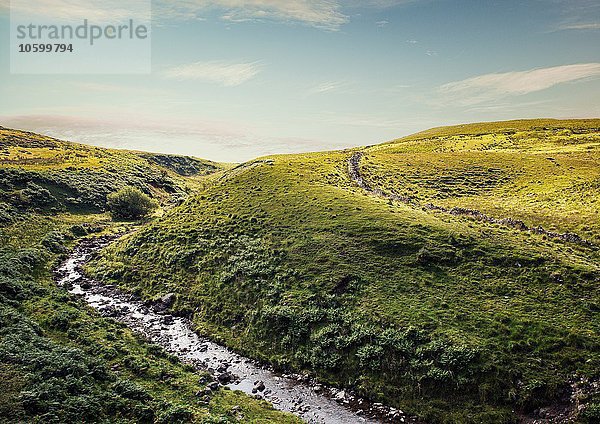 Fluss fließt durch hügelige Landschaft  Brecon Beacons  Wales  UK