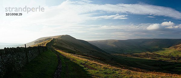 Trockenmauer auf dem Gipfel des Mam Tor  Peak District  Derbyshire  England  UK