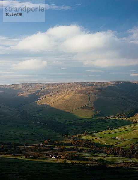 Hochwinkelansicht von Ackerland auf sanften Hügeln  Mam Tor  Peak District  Derbyshire  England  UK