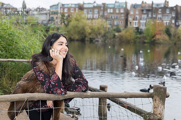 Junge Frau entspannt am See  Hampstead Heath  London
