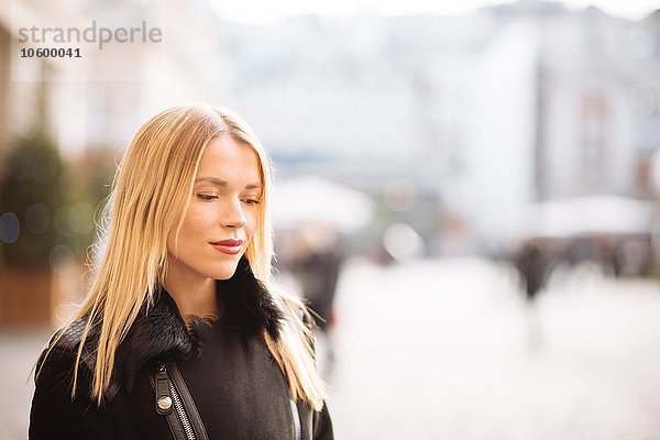 Porträt einer jungen Frau mit langen blonden Haaren  Covent Garden  London  UK