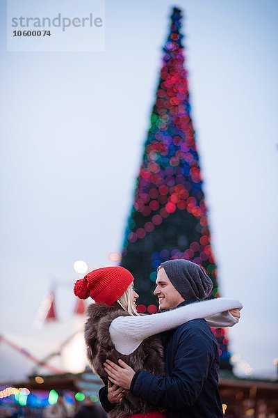 Romantisches junges Paar beim Weihnachtsfest im Hyde Park  London  UK