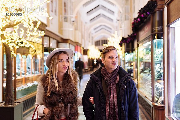 Junges Paar beim Einkaufen in der Burlington Arcade an Weihnachten  London  UK