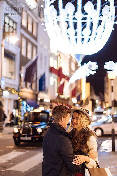 Romantisches junges Paar in der New Bond Street zu Weihnachten  London  UK