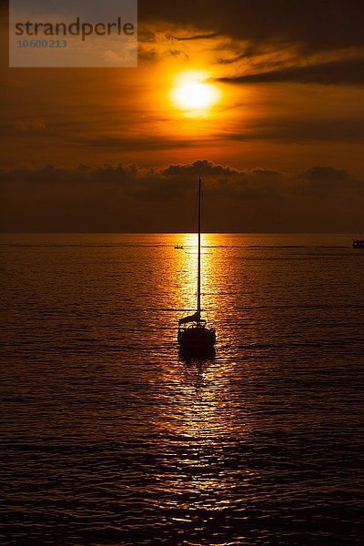 Silhouettierte Yacht bei Sonnenuntergang  Camogli  Ligurien  Italien