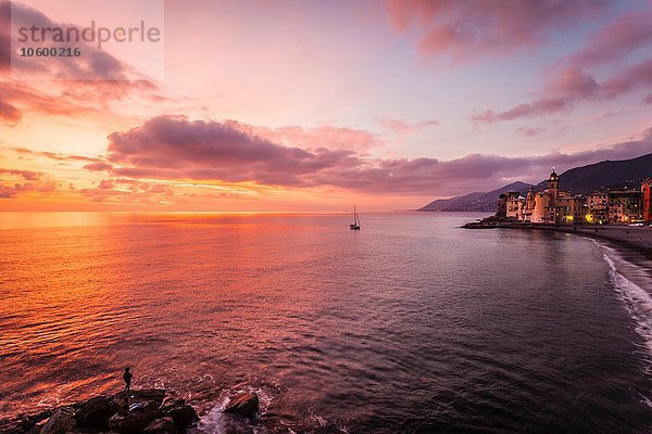 Silhouettierter Strand in der Abenddämmerung  Camogli  Ligurien  Italien