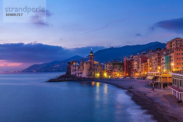 Blick auf Strand und Hotels in der Abenddämmerung  Camogli  Ligurien  Italien