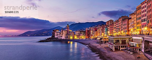 Panoramablick auf Strand und Hotels bei Sonnenuntergang  Camogli  Ligurien  Italien