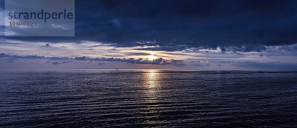 Panorama-Meereslandschaft im Morgengrauen  Camogli  Ligurien  Italien
