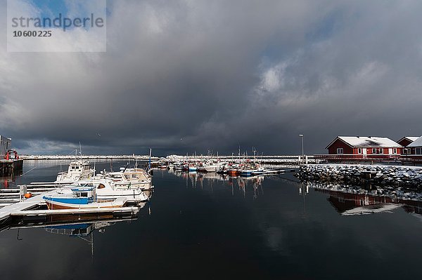 Sturmwolken über dem Wasser bei Andenes  Vesteralen Inseln  Norwegen