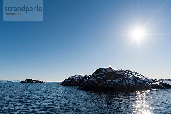 Sonnenbeleuchtete Felseninsel  Svolvaer  Lofoten  Norwegen