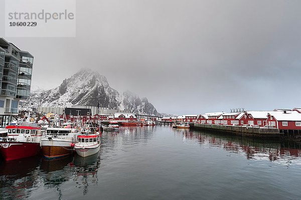 Sturmwolken über dem Wasser  Svolvaer  Lofoten  Norwegen