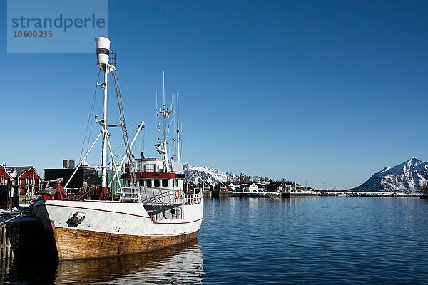 Fischerboot im Hafen  Svolvaer  Lofoten  Norwegen