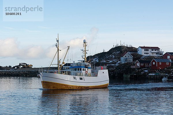 Fischerboot verlässt den Hafen  Hamnoy  Lofoten  Norwegen