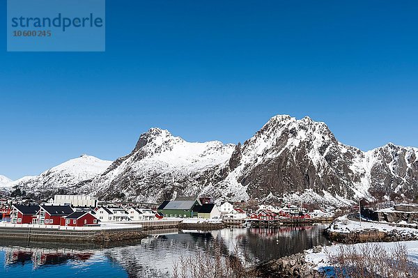 Häuser am Wasser und schneebedeckte Berge  Svolvaer  Lofoten  Norwegen