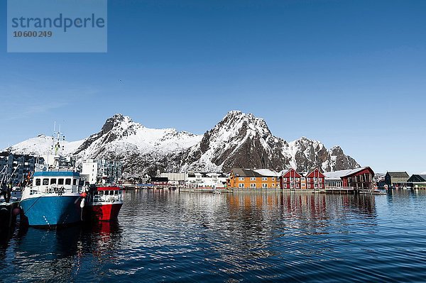 Fischerboote im Hafen und in schneebedeckten Bergen  Svolvaer  Lofoten  Norwegen