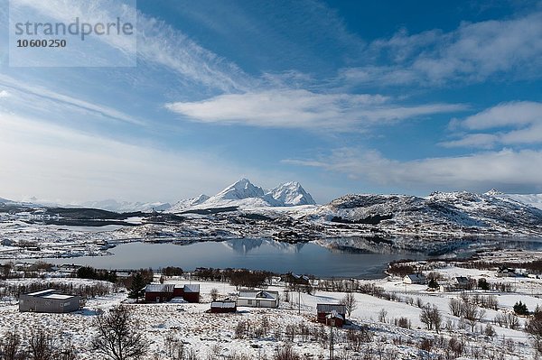 Verschneite Landschaft  Borg  Lofoten  Norwegen