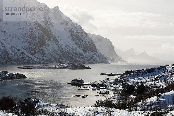Schneebedeckte Berge und Fjord bei Unstad  Lofoten  Norwegen