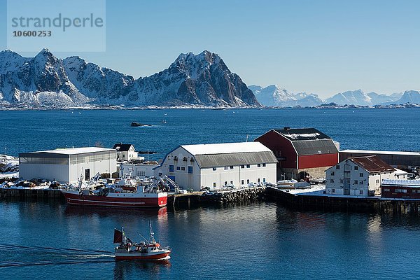 Fischerboot bei Industriebauten  Svolvaer  Lofoten  Norwegen