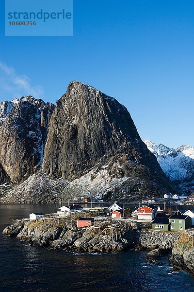 Landschaft mit Häusern und Bergen am Wasser  Hamnoy  Lofoten  Norwegen