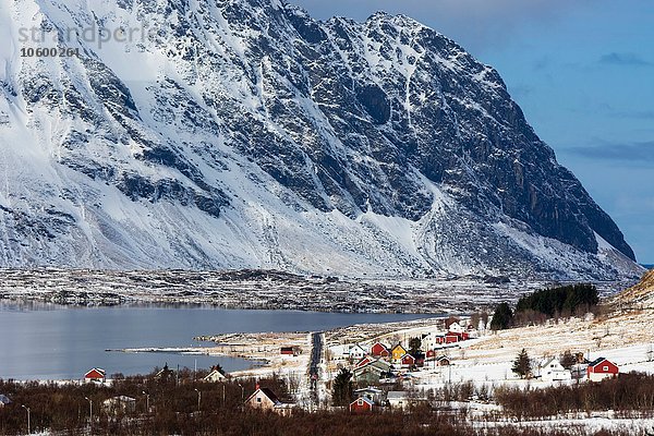 Schneebedeckte Ufer und Berge  Borg  Lofoten  Norwegen
