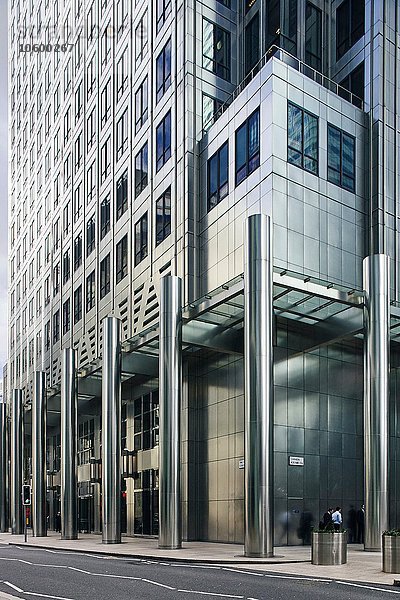 Straße und Bürogebäude  Canary Wharf  London  UK