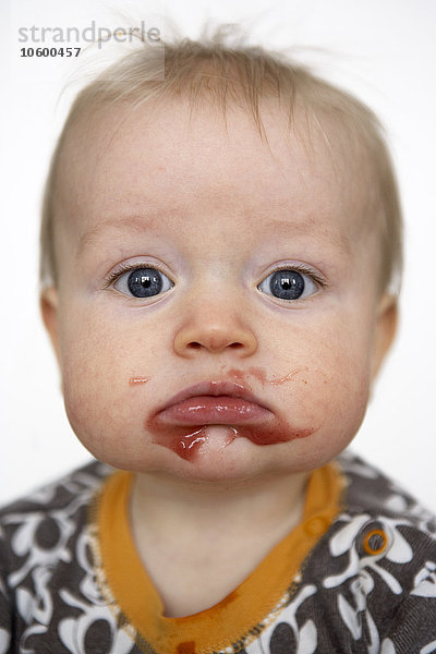 Kleiner Junge mit Essen im Mund