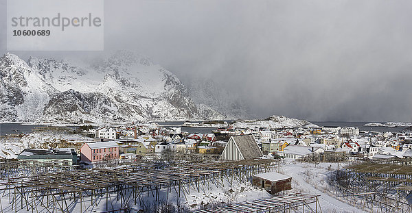 Dorf in Berglandschaft im Winter