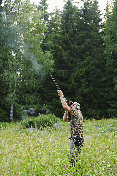 Mann auf der Jagd mit Gewehr