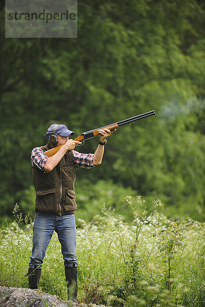 Mann auf der Jagd mit Gewehr