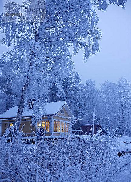Kleines Haus in Winterlandschaft