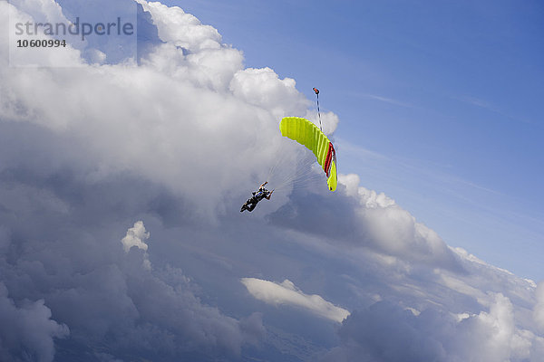 Paraglider in den Wolken