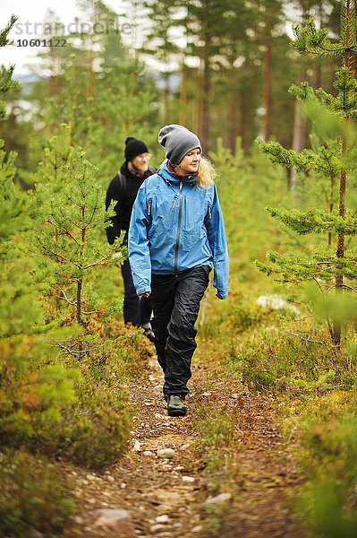 Zwei Frauen wandern durch den Wald