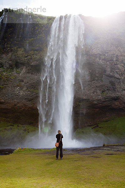 Mädchen fotografiert Wasserfall