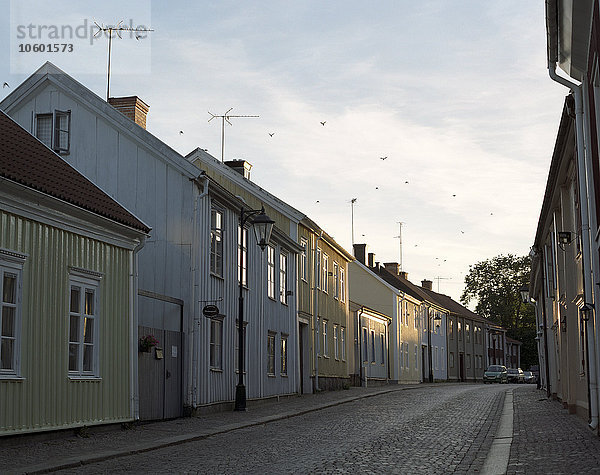 Häuser in einer leeren Straße.