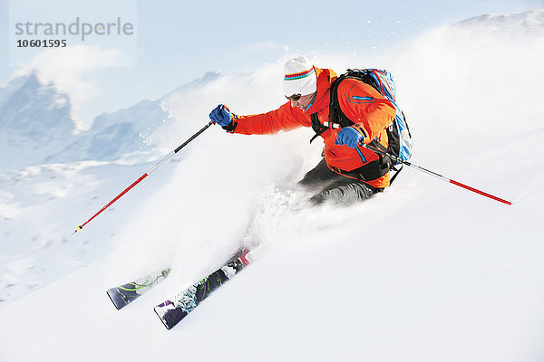 Mann beim Skifahren abseits der Piste