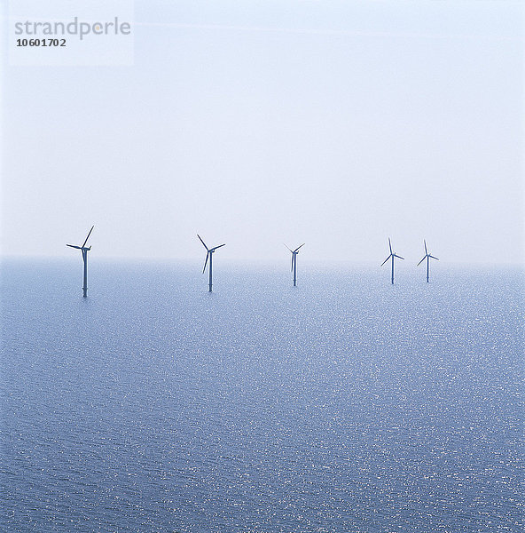 Windkraftanlagen auf dem Meer.