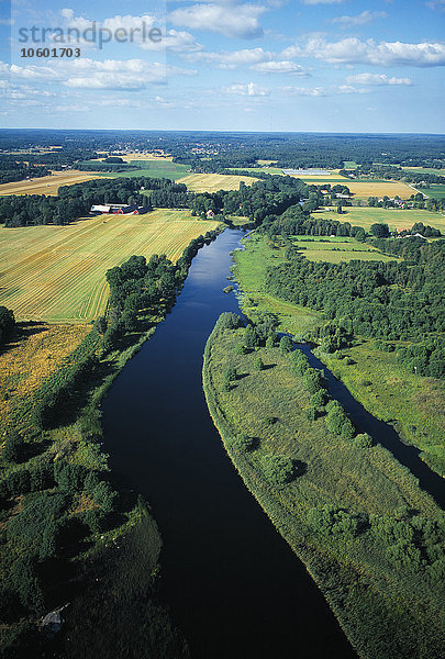 Luftaufnahmen über einem Bach auf dem Lande.