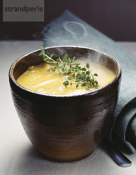 Eine Schüssel mit heißer Suppe.