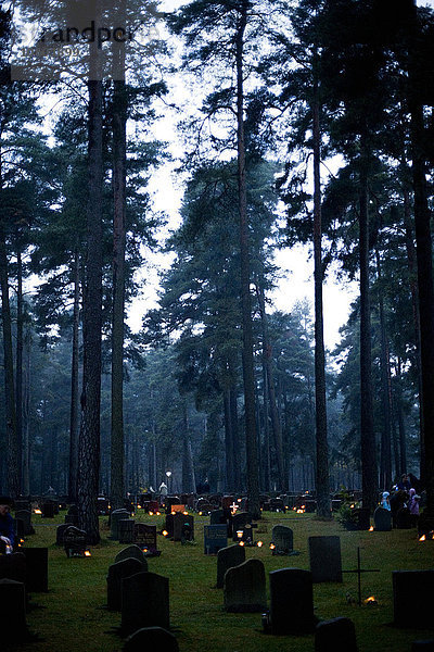 Ein Friedhof mit Lichtern.