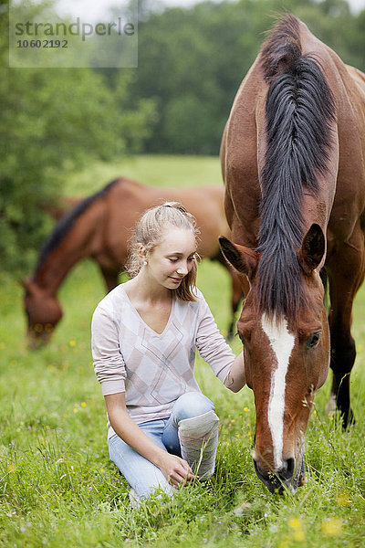 Lächelndes Mädchen mit Pferd