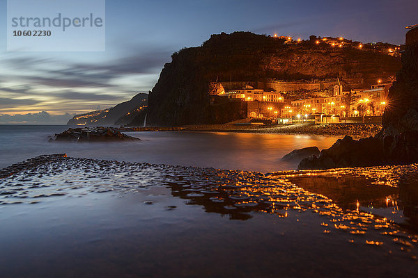 Beleuchtete Stadt an der Küste  Madeira