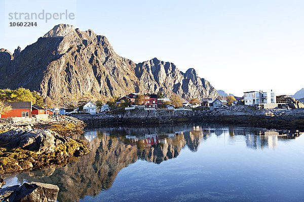 Gebäude und Berge  die sich im Wasser spiegeln  Svolvaer  Norwegen