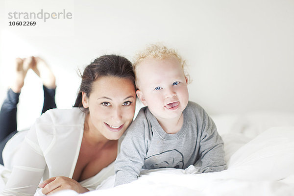 Porträt einer Mutter mit Sohn auf dem Bett
