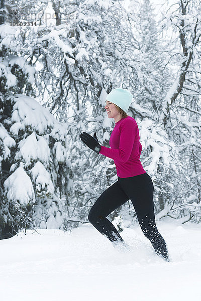 Frau läuft im Winter  Schweden